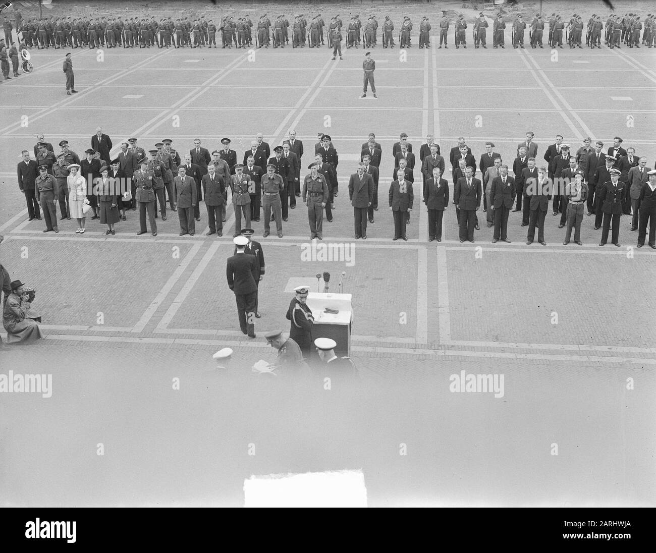 Ordine militare di Willems da parte del principe Bernhard al generale Maggiore della fanteria del KNIL S. de Waal (a sinistra) e Maggiore dei Marines C.G. LEMS nel porto marittimo di Rotterdam. Panoramica Data: 13 settembre 1949 luogo: Rotterdam, Zuid-Holland Parole Chiave: Navy, militare, ufficiali, premi Nome istituto: MWO Foto Stock