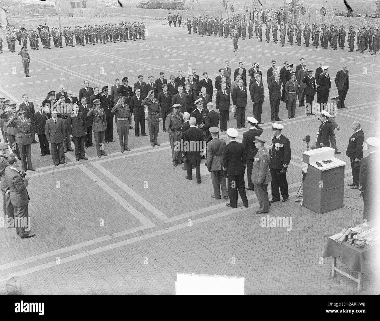 Cerimonia di premiazione ordine militare Willems del Principe Bernhard al maggiore Generale della fanteria del KNIL S. de Waal (primo piano) e Maggiore dei Marines C.G. LEMS nel porto marittimo di Rotterdam; Foto Stock