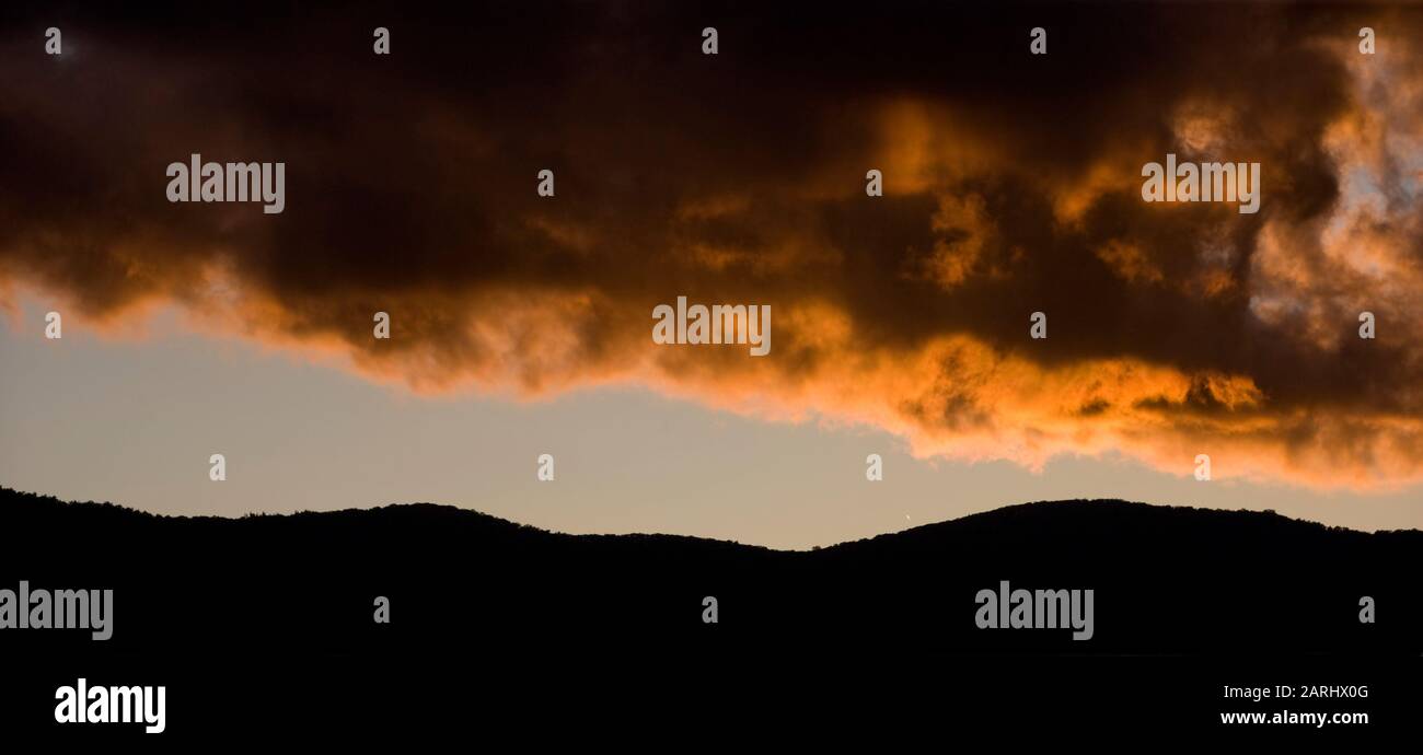 Splendido e brillante tramonto serale sulle verdi montagne del Vermont Foto Stock