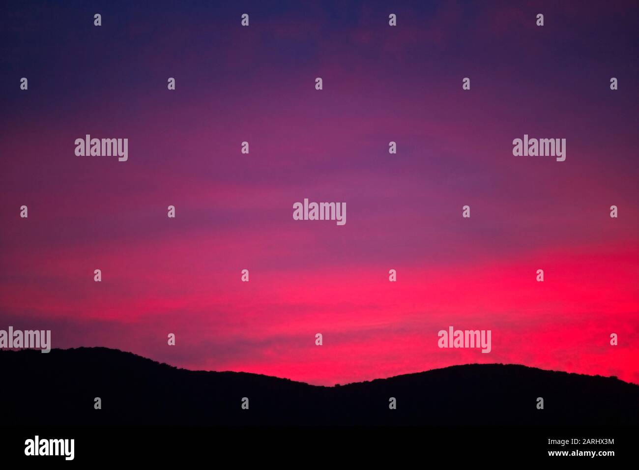 Splendido e brillante tramonto serale sulle verdi montagne del Vermont Foto Stock
