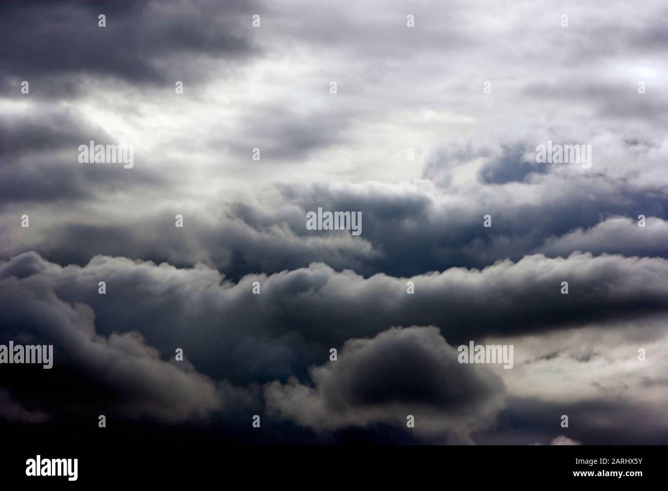 Arrabbiato minaccioso tempesta nuvole Foto Stock