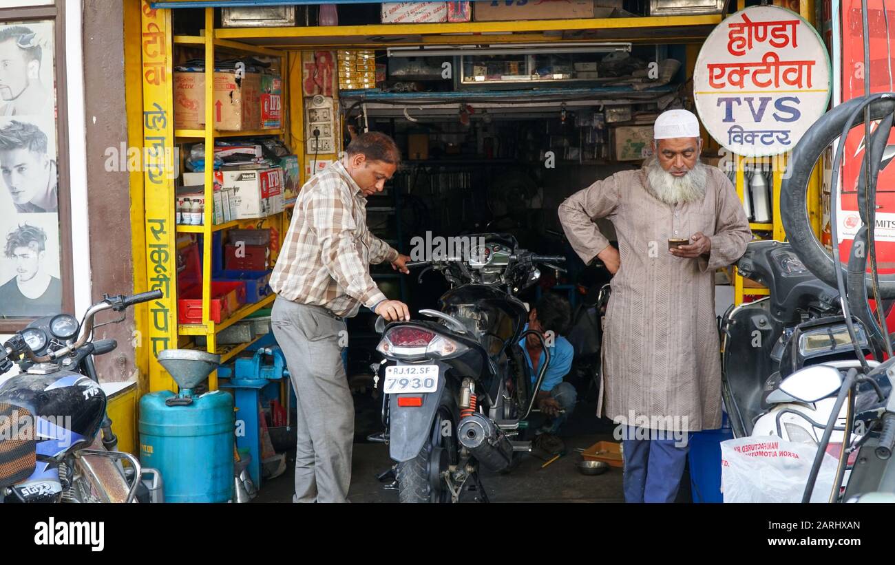 Negozio Di Riparazione Del Motociclo A Jodhpur, India Foto Stock