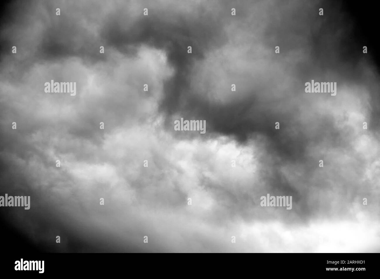 Nuvole di tempesta, minacciose e minacciose in bianco e nero Foto Stock