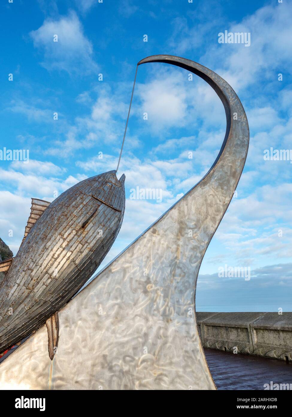 La scultura di tonno di Ray Lonsdale al porto di Scarborough commemora il grande gioco di Scarboroughs tunny pesca storia North Yorkshire Inghilterra Foto Stock