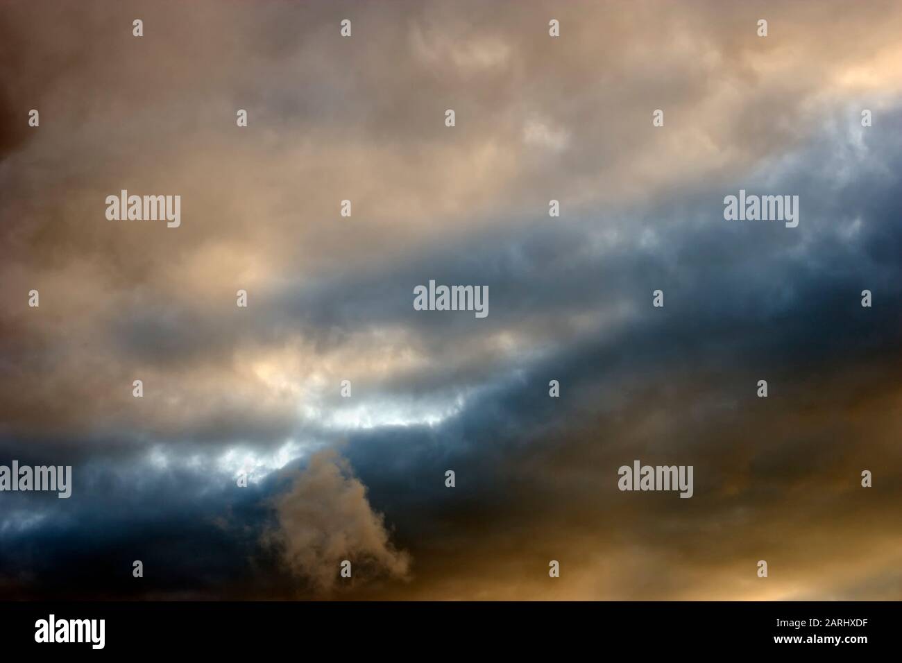Bella notte tempesta nuvole che mostrano un cielo blu chiaro cielo Foto Stock