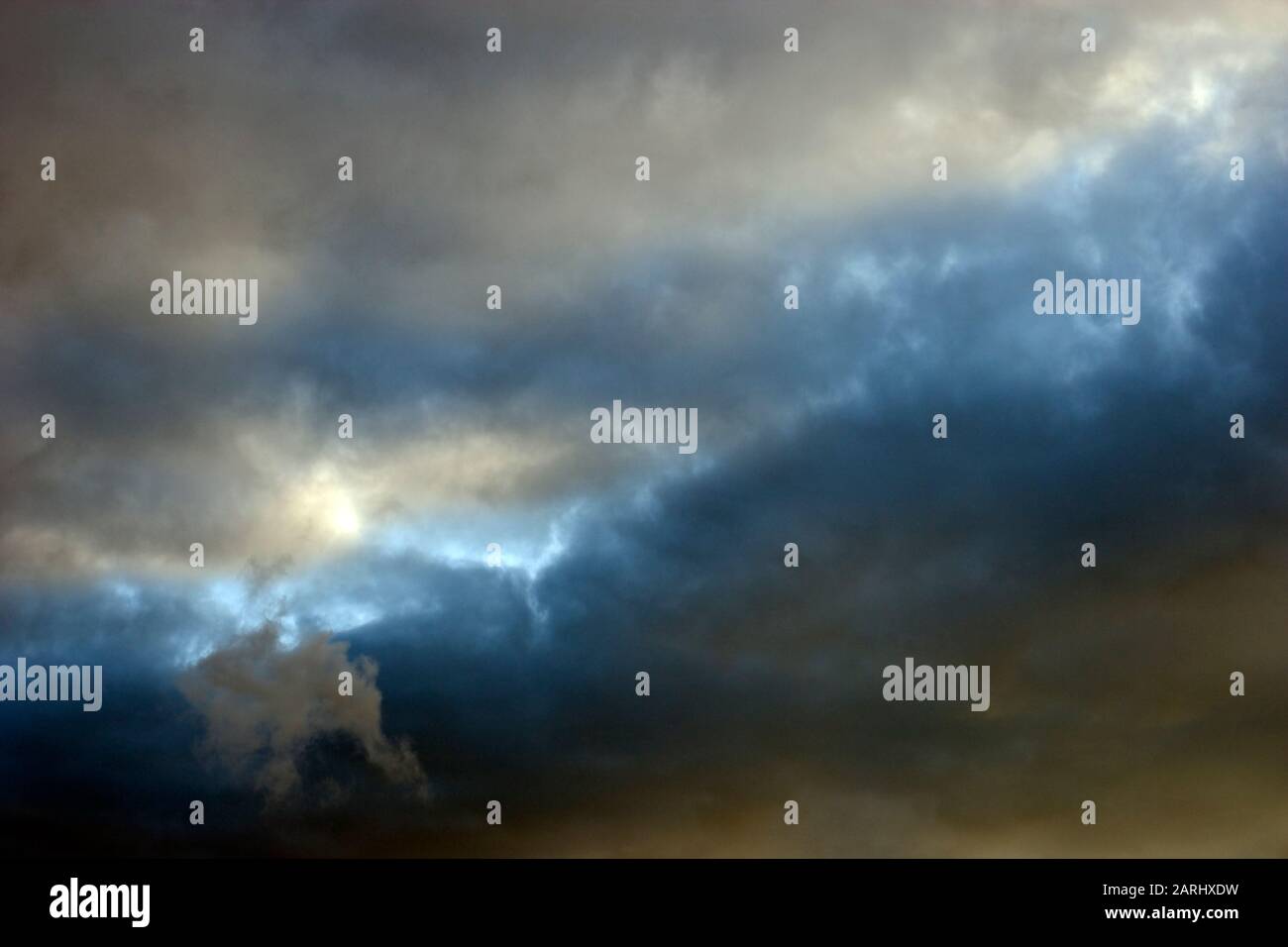 Bella notte tempesta nuvole che si rompono per mostrare un cielo azzurro cielo cielo cielo cielo Foto Stock