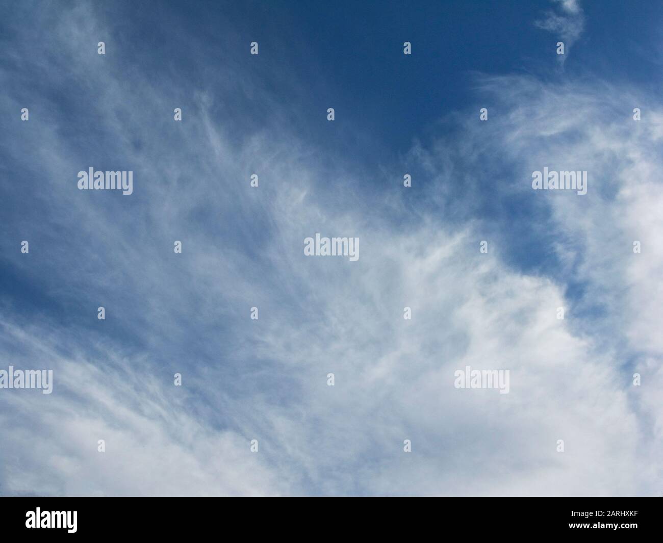 Sfondo di belle nuvole bianche contro il cielo blu perfetto Foto Stock