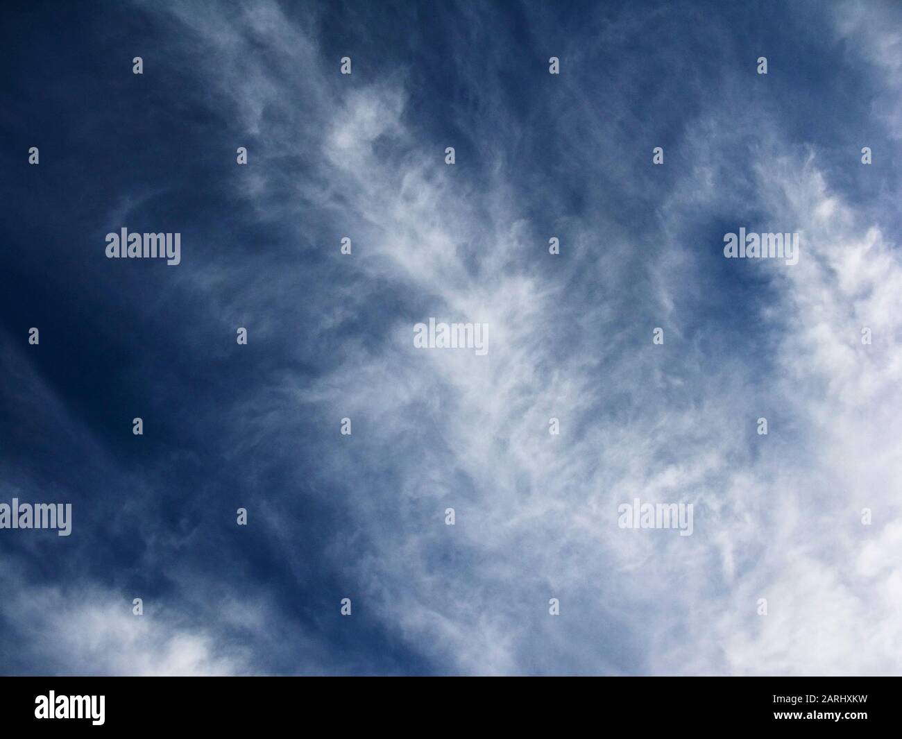 Sfondo di belle nuvole bianche contro il cielo blu perfetto Foto Stock