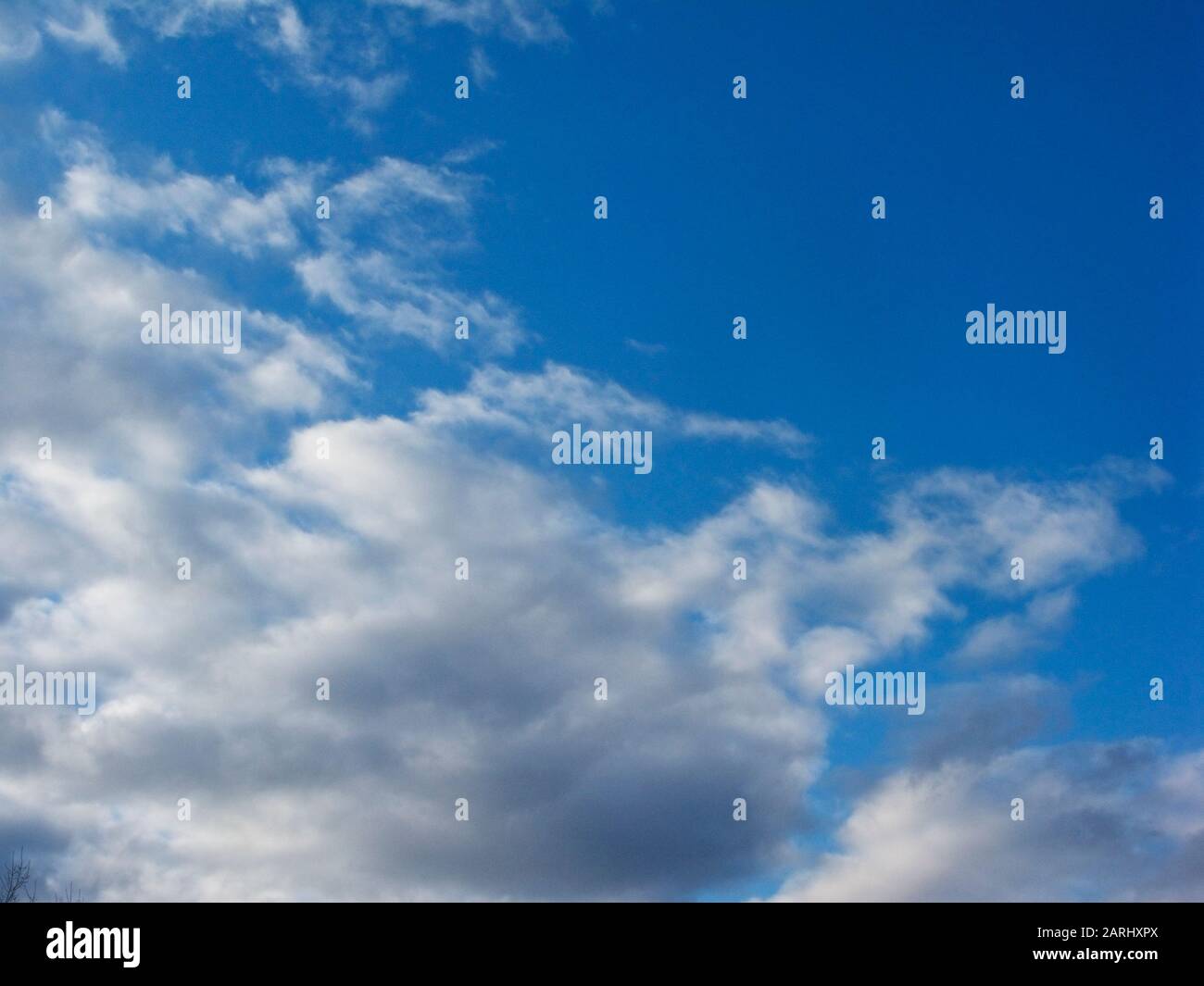 Sfondo Di Belle nuvole bianche lanuginose contro un cielo blu perfetto Foto Stock