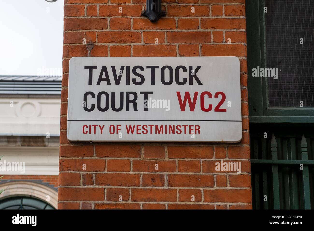 Cartello con il nome Tavistock Court Street, Londra, Regno Unito. Un segno del nome di una strada è un tipo di segnale utilizzato per identificare le strade denominate Foto Stock