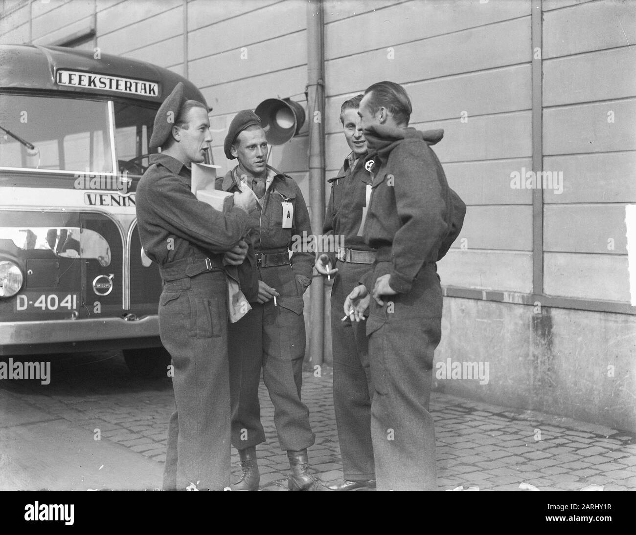 Troopenschip Fairsea debarcatatie Rotterdam Annotation: On the bus The destination Leekstertak Date: 5 april 1950 Location: Rotterdam, Zuid-Holland Keywords: Military Foto Stock