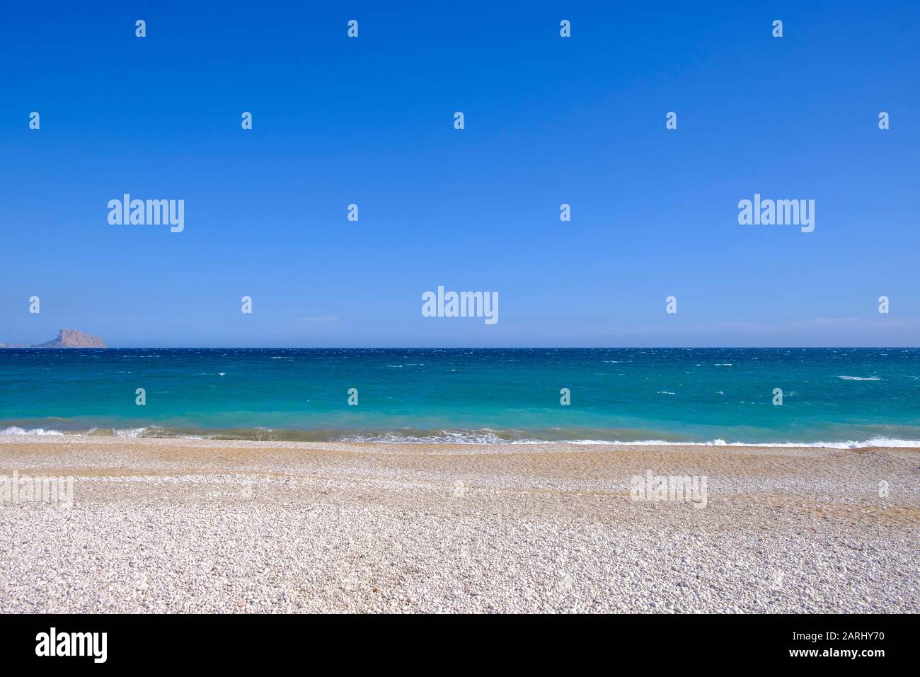 Spiaggia di ghiaia mediterranea, El Albir, l’Alfas del Pi, Alicante, Spagna Foto Stock