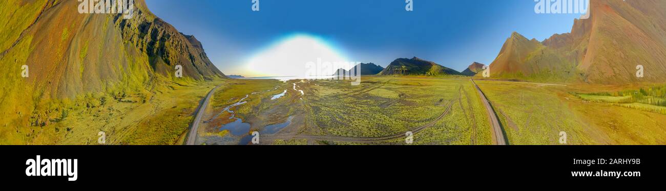 Paesaggio aereo islandese con un villaggio vichingo a Stokksnes. Mappa dell'ambiente di proiezione distorta. Panorama sferico del monte Vestrahorn Foto Stock