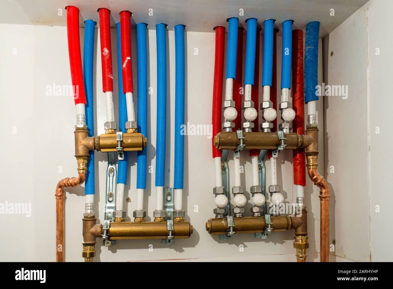 Impianto di riscaldamento domestico centrale che mostra tubi rossi per  acqua calda e tubi blu per acqua fredda in casa Foto stock - Alamy