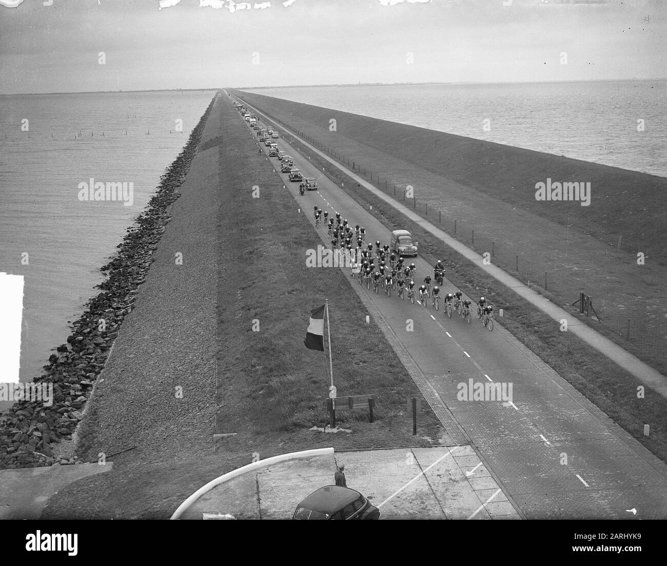 Tour dei Paesi Bassi. Ciclista sulla Afsluitdijk direzione Friesland Annotazione: Vecchio numero 903-9791 Data: 23 Maggio 1950 Località: Afsluitdijk Parole Chiave: Cycling Nome dell'istituzione: AJAX, Blue-White Foto Stock