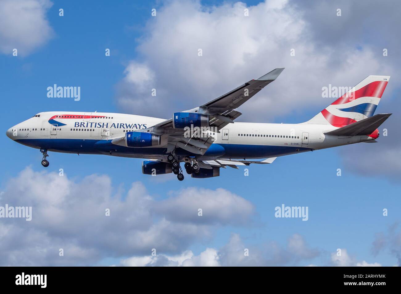 British Airways Boeing 747 G-CIVN atterra sulla pista 27R all'aeroporto di Heathrow di Londra. Foto Stock