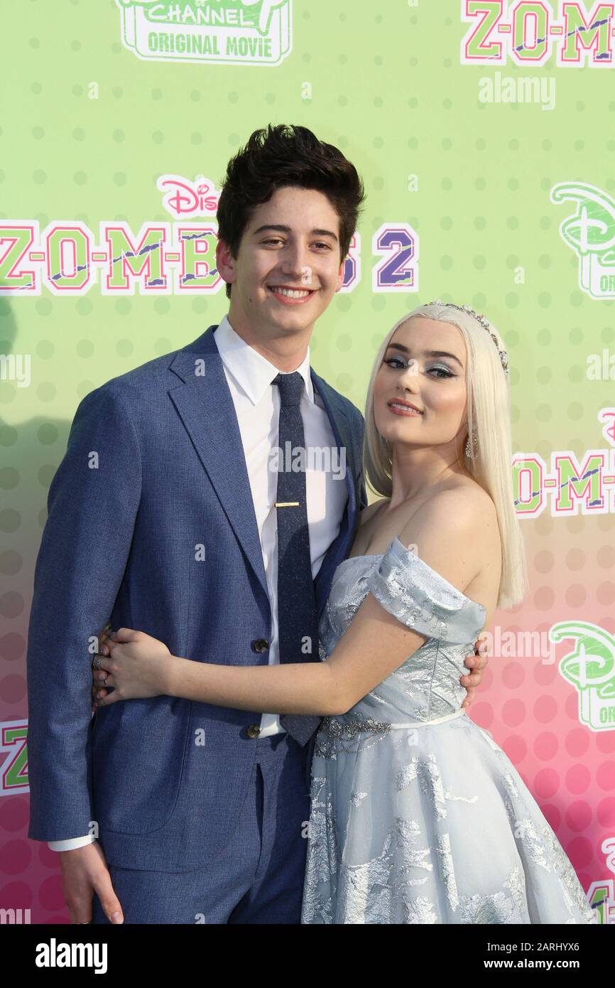 Milo Manheim E Meg Donnelly Alla Prima Disney Channel Di Zombies 2 Tenutasi Ai Disney Studios Di Burbank California 25 Gennaio Foto Di Richard Chavez Picturelux Foto Stock Alamy