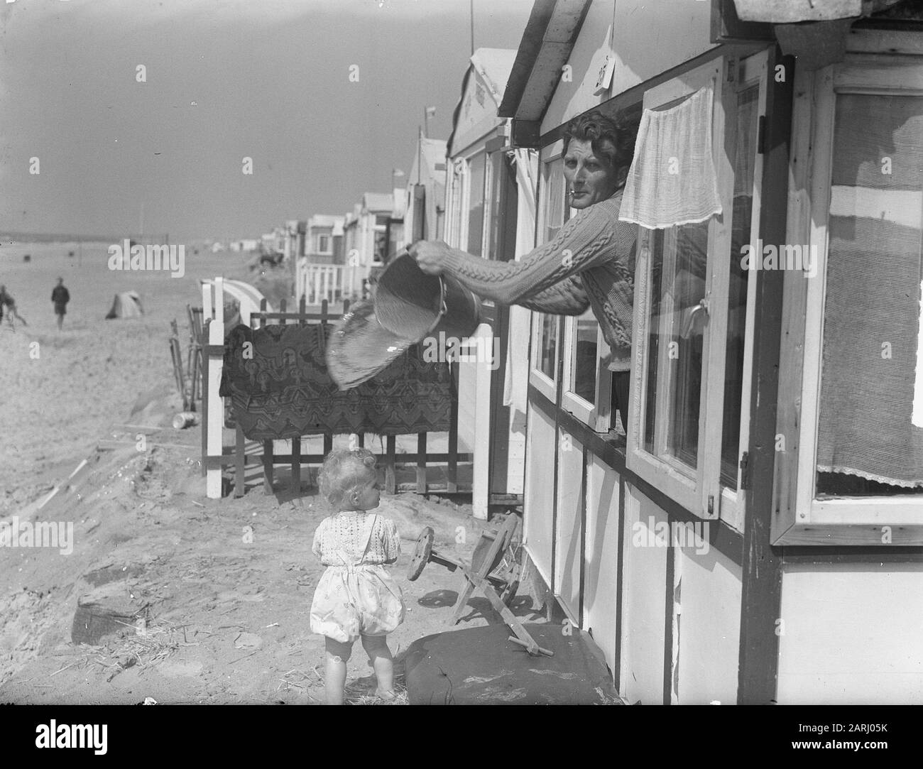 Summer cottages in Zandvoort dopo la pioggia Data: 7 luglio 1950 Località: Noord-Holland, Zandvoort Parole Chiave: Spiagge, estate, cottage estivi Foto Stock