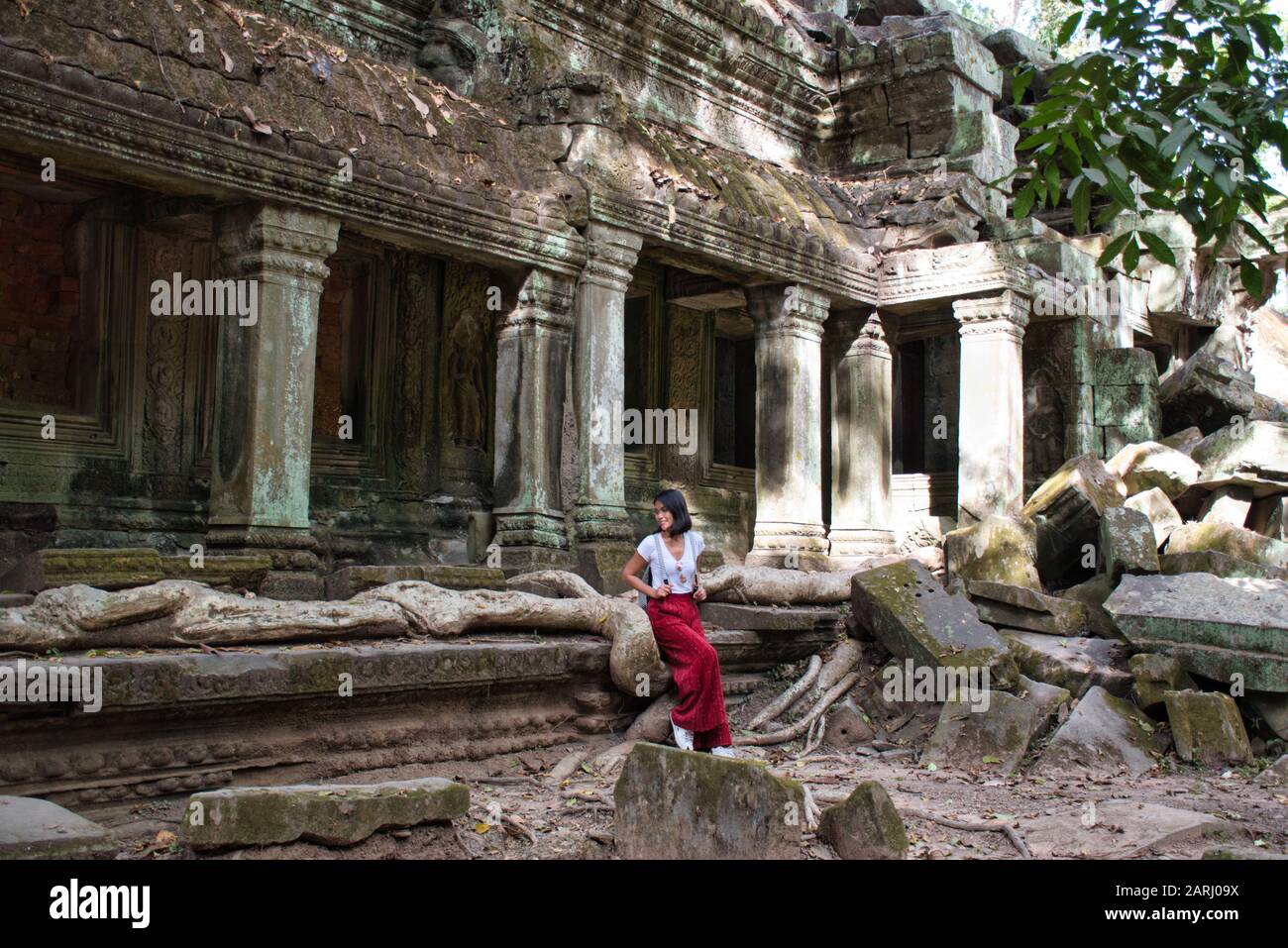 Bella, bella, giovane ragazza tailandese sta esplorando le antiche rovine di Angkor Wat (Città / capitale dei Templi) complesso tempio indù a Siem Reap, Cambogia Foto Stock