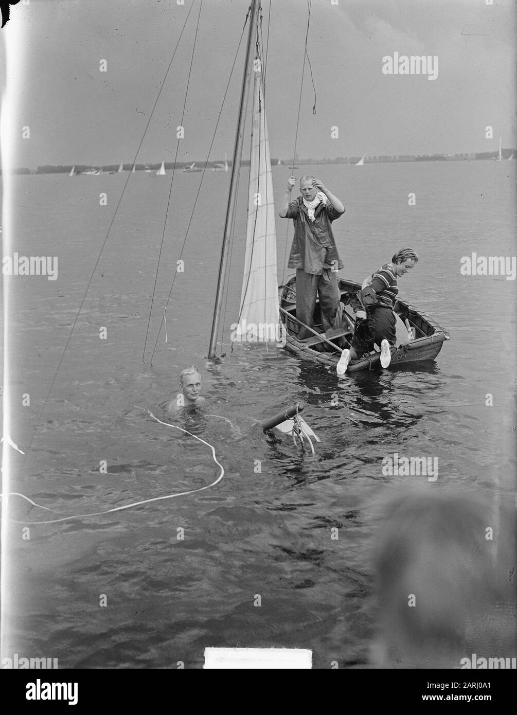 Primo giorno Caagweek con vento e pioggia Data: 21 Luglio 1950 Parole Chiave: REGIN, VENTO, barche a remi, acqua, nuotatori Nome dell'istituto: Kaagweek Foto Stock