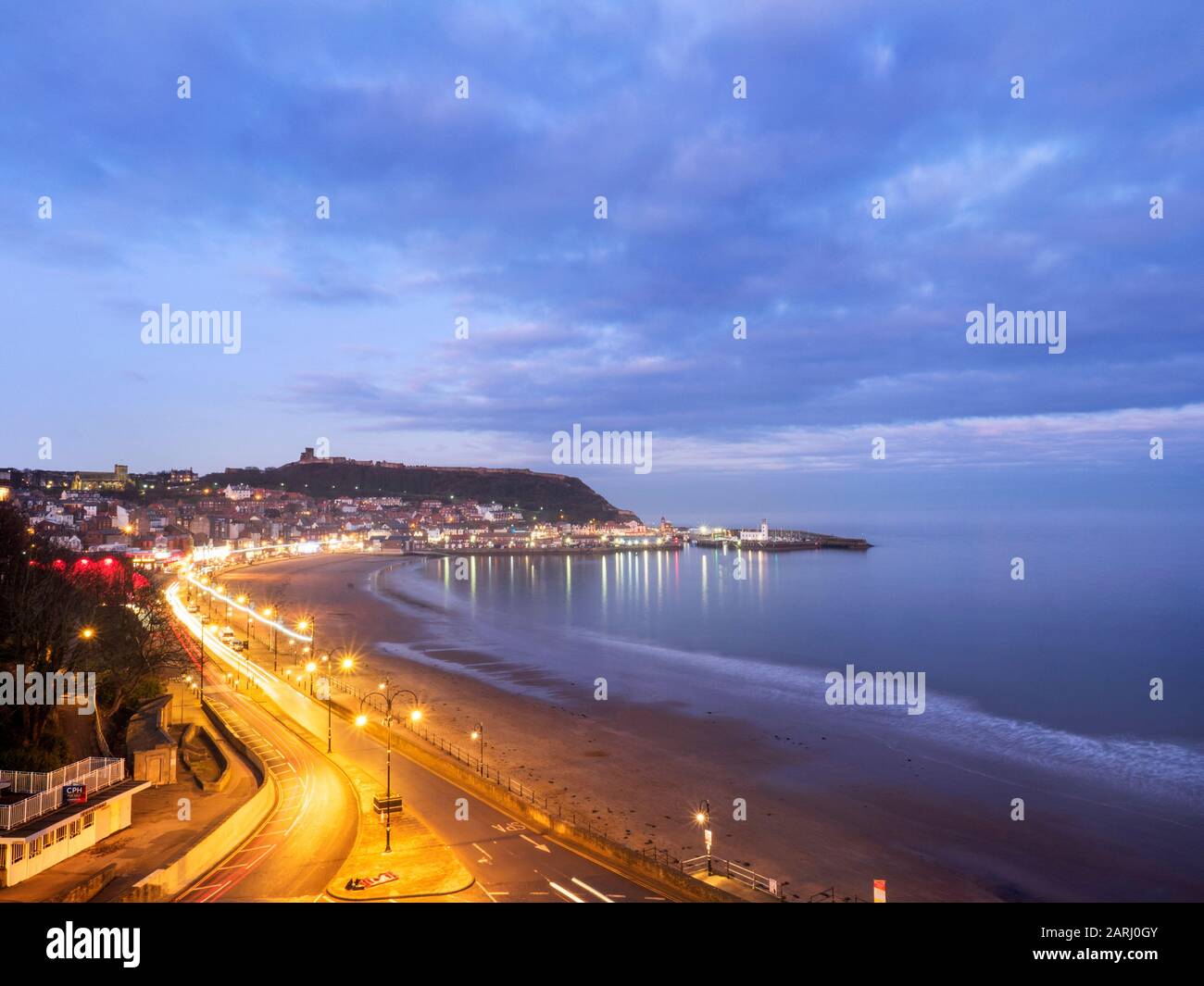 Vista sulla South Bay verso Castle Hill al crepuscolo di Scarborough, North Yorkshire, Inghilterra Foto Stock