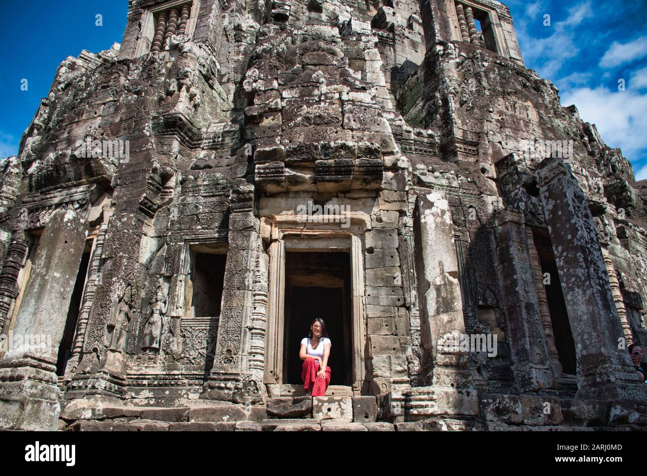 Bella, bella, giovane ragazza tailandese sta esplorando le antiche rovine di Angkor Wat (Città / capitale dei Templi) complesso tempio indù a Siem Reap, Cambogia Foto Stock