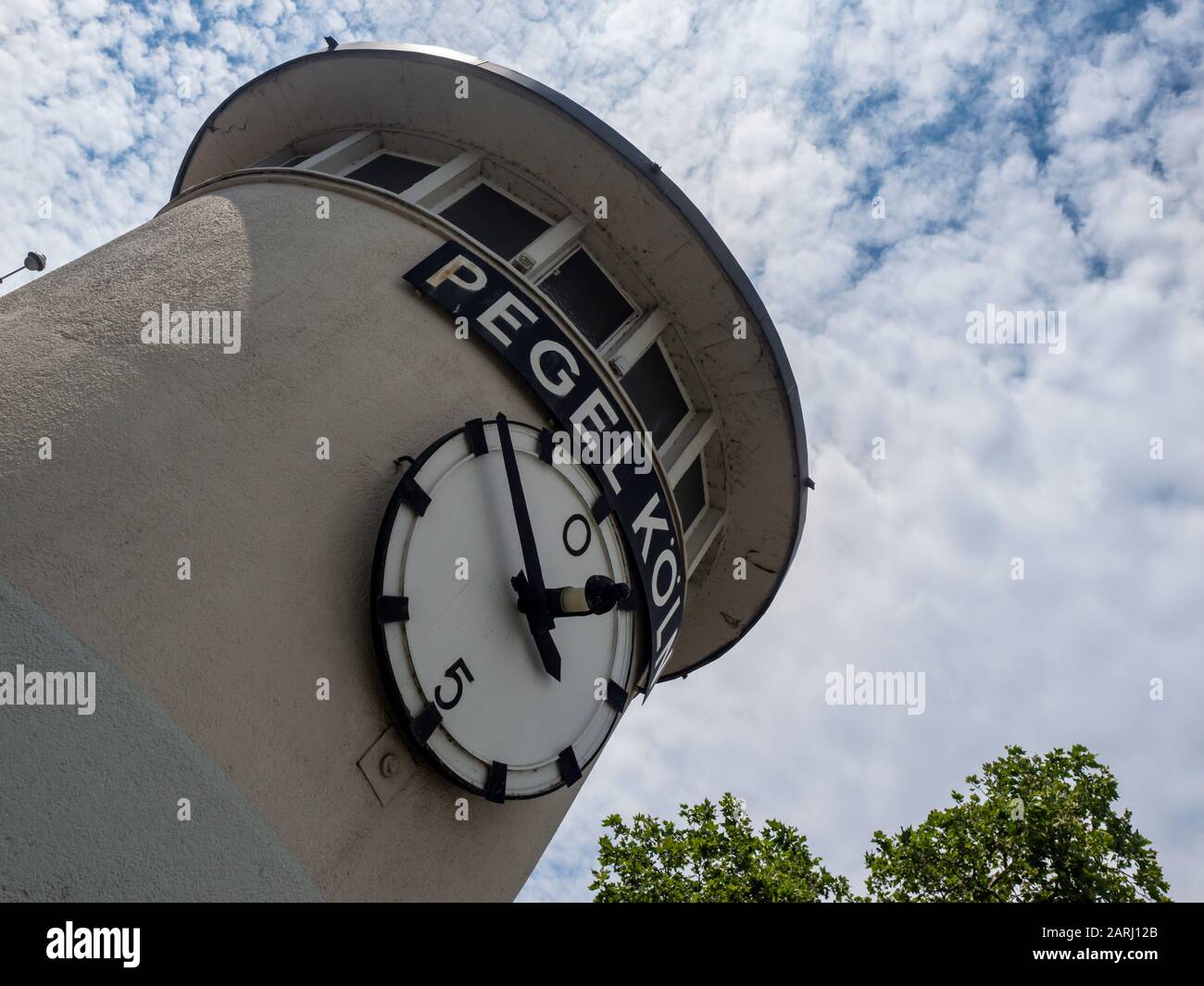 COLONIA, GERMANIA - 05 LUGLIO 2019: Il Pegel Koln, che è una torre di misurazione a livello del fiume lungo il Reno Foto Stock