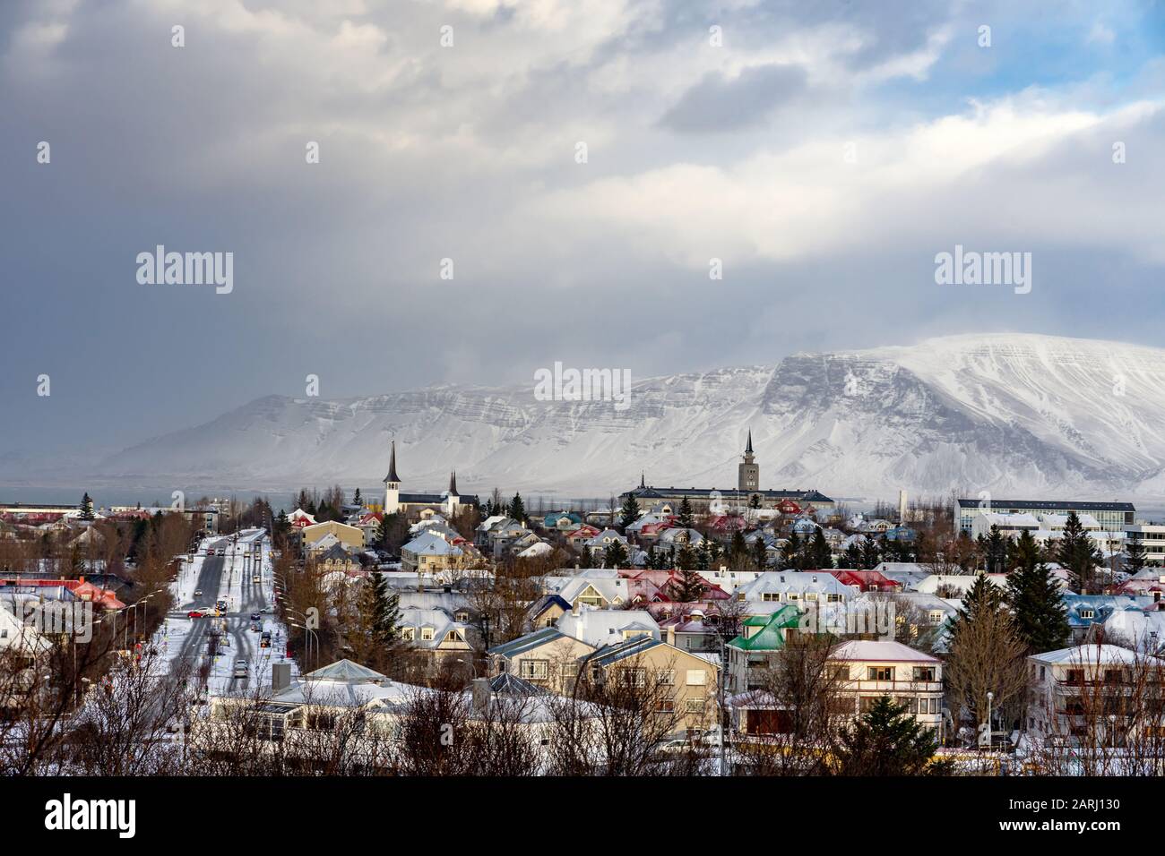 Vista di Reykjavik dalla collina con montagne innevate in inverno Foto Stock