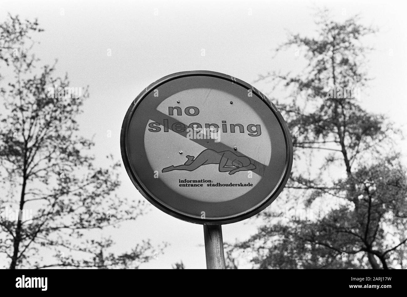 Targa con divieto di sonno nel Vondelpark divieti Data: 16 maggio 1975 Località: Amsterdam, Noord-Holland Parole Chiave: Divieti Foto Stock