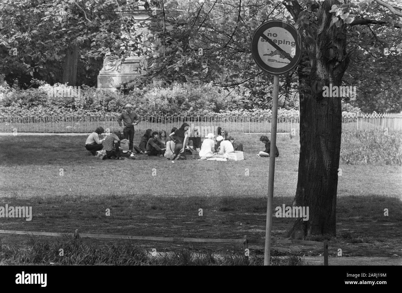 Piatto con divieto di sonno nel Vondelpark divieti, prati, giovani, parchi Data: 16 maggio 1975 Località: Amsterdam, Noord-Holland Parole Chiave: Prati, giovani, parchi, cartelli proibizionismo Foto Stock