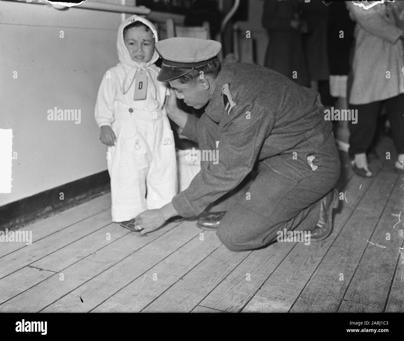 Nave inglese 'Chitral' con 700 membri dell'ex KNIL con le loro famiglie arrivati ad Amsterdam Data: 18 ottobre 1950 luogo: Amsterdam Parole Chiave: Famiglie, militari, rimpatrio Nome dell'istituzione: KNIL Foto Stock