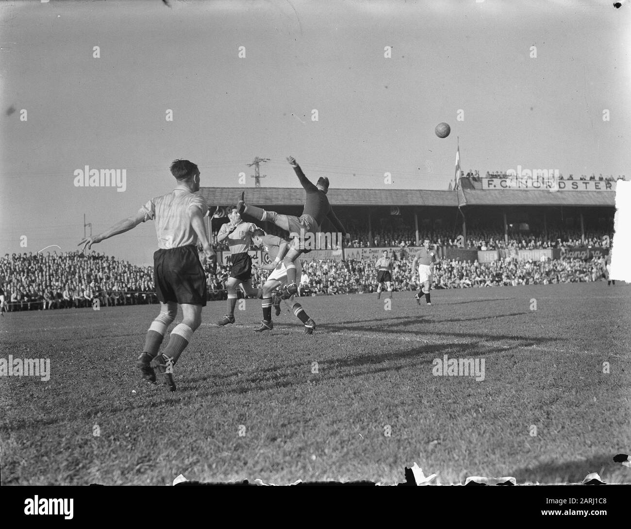 Svizzera contro Paesi Bassi 7-5 primo obiettivo svizzero Data: 15 ottobre 1950 Parole Chiave: Obiettivi Foto Stock Svizzera contro Paesi Bassi 7-5 primo obiettivo svizzero Data: 15 ottobre 1950 Parole Chiave: Obiettivi Foto Stock