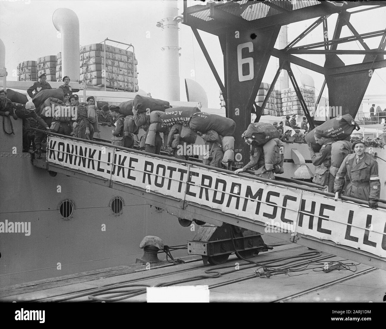 Partenza Korea-volontari da Rotterdam con Zuiderkruis del Rotterdam Lloyd Data: 26 ottobre 1950 Località: Rotterdam, Zuid-Holland Parole Chiave: Soldati, navi, partenze Foto Stock