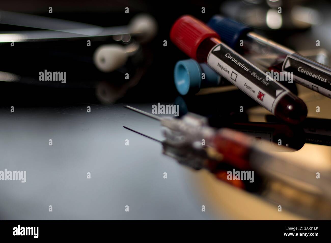 Infezione da focolaio di virus malattie che mostrano sintomi di tosse, febbre, mal di testa. Background del laboratorio ospedaliero con campioni di sangue di pazienti che testano p Foto Stock