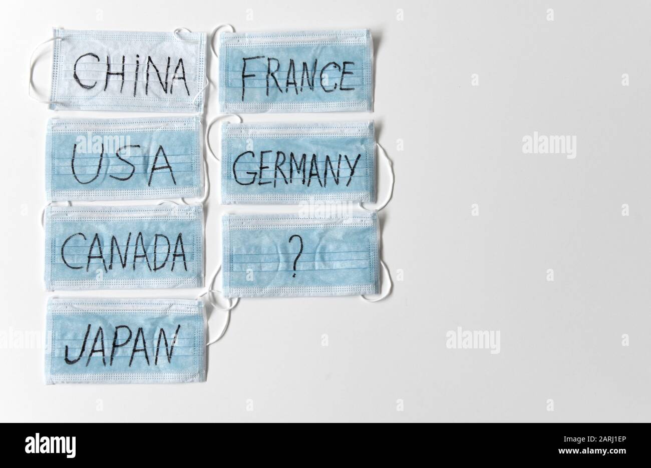 Maschere mediche protettive con nomi di iscrizione di paesi in cui ha rilevato il Wuhan Coronavirus, 2019-nCoV. Concetto di quarantena. Foto Stock
