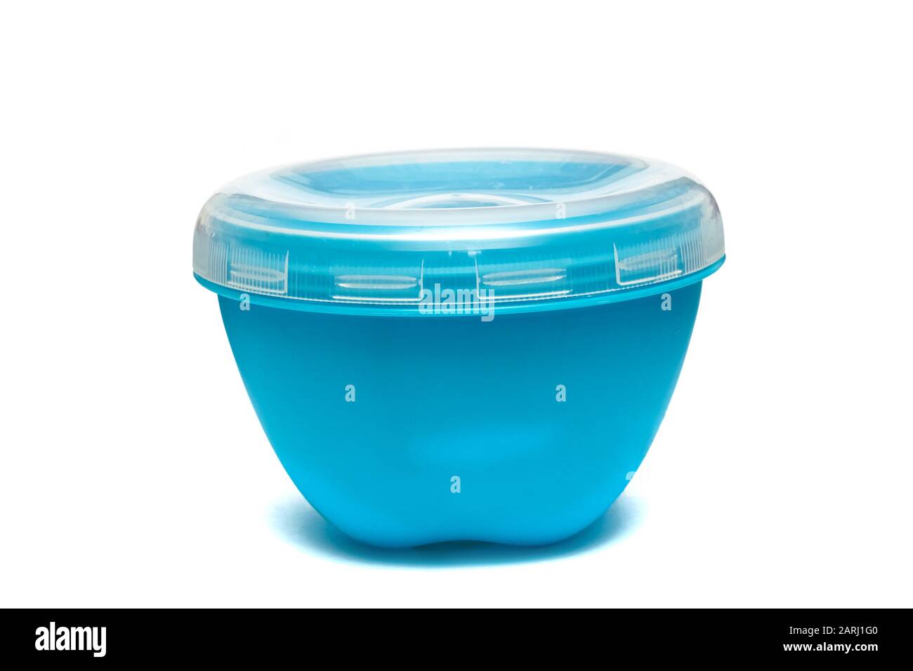 Contenitore in plastica blu con coperchio, isolato su sfondo bianco Foto Stock