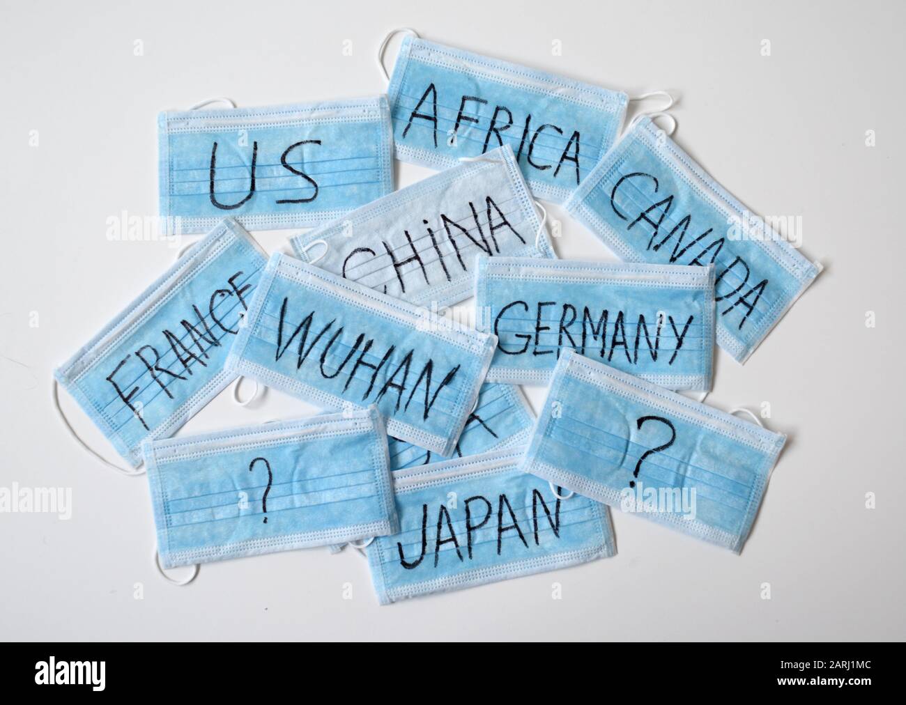 Maschere mediche protettive con nomi di iscrizione di paesi in cui ha rilevato il Wuhan Coronavirus, 2019-nCoV. Concetto di quarantena. Foto Stock