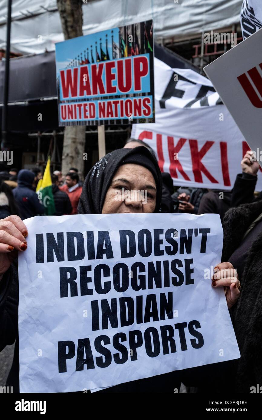 Kashmiris e Sikhs protestano al di fuori dell'alta Commissione indiana a Londra il giorno 2020 della Repubblica. Una protesta anti-India per raccontare al mondo i crimini discriminatori e razzisti che lo Stato indiano ha commesso sotto modi sta commiserando contro musulmani, sikh, cristiani, dalit ecc. 26 gennaio 2020 Foto Stock