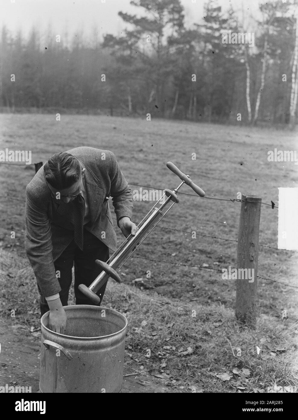 E. Koose dalla frazione di Joppe (vicino a Gossel) ha inventato un dispositivo con il quale una normale biancheria può essere fatta in 5 minuti. L'uso di esso costerà meno sapone e meno sforzo. Questa macchina, che assomiglia ad una pompa di bicicletta, non è più battuta dall'acqua saponata, ma il sapone è battuto dalla cera. L'inventore con la pompa lavatrice Data: 30 gennaio 1951 Località: Gelderland, Joppe Parole Chiave: Famiglia, inventori, invenzioni, lavatrice Nome Persona: Corso, E. Foto Stock