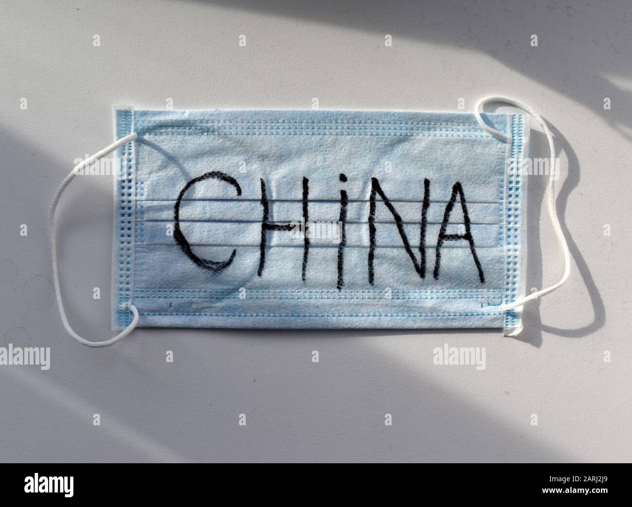 Maschera medica protettiva con iscrizione Cina. Quarantena in Cina. Wuhan Coronavirus, 2019-nCoV. Foto Stock