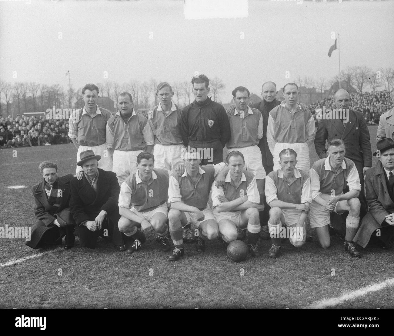 HVC campioni squadra calcio Data: 11 marzo 1951 Parole Chiave: Ritratti di gruppo, sport, calcio Foto Stock