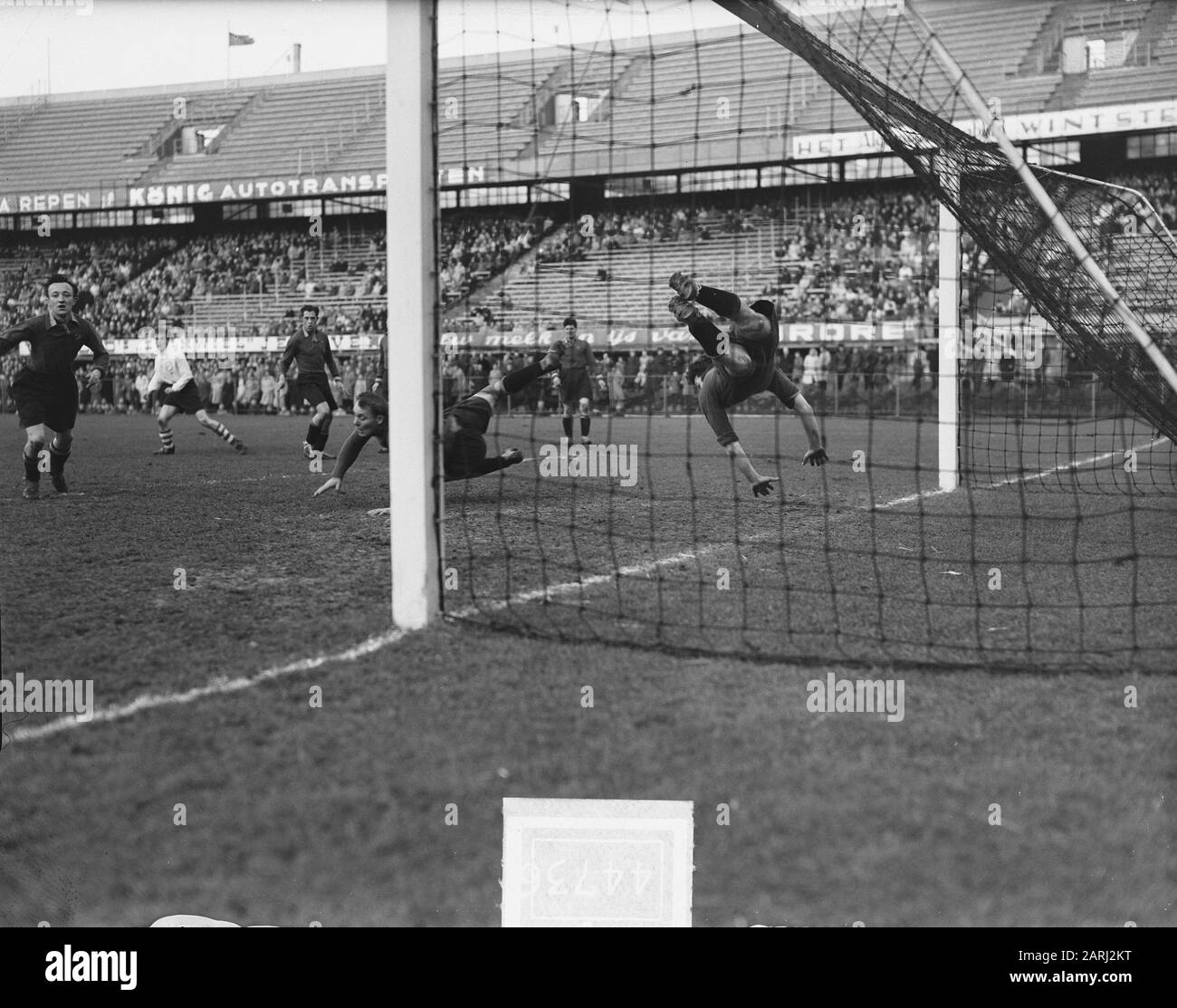Swallows Versus Red Devils 2-4 momento del gioco Data: 14 marzo 1951 Parole Chiave: Sport, calcio Nome utente: Swallows Nome Impostazione: Red Devils Foto Stock