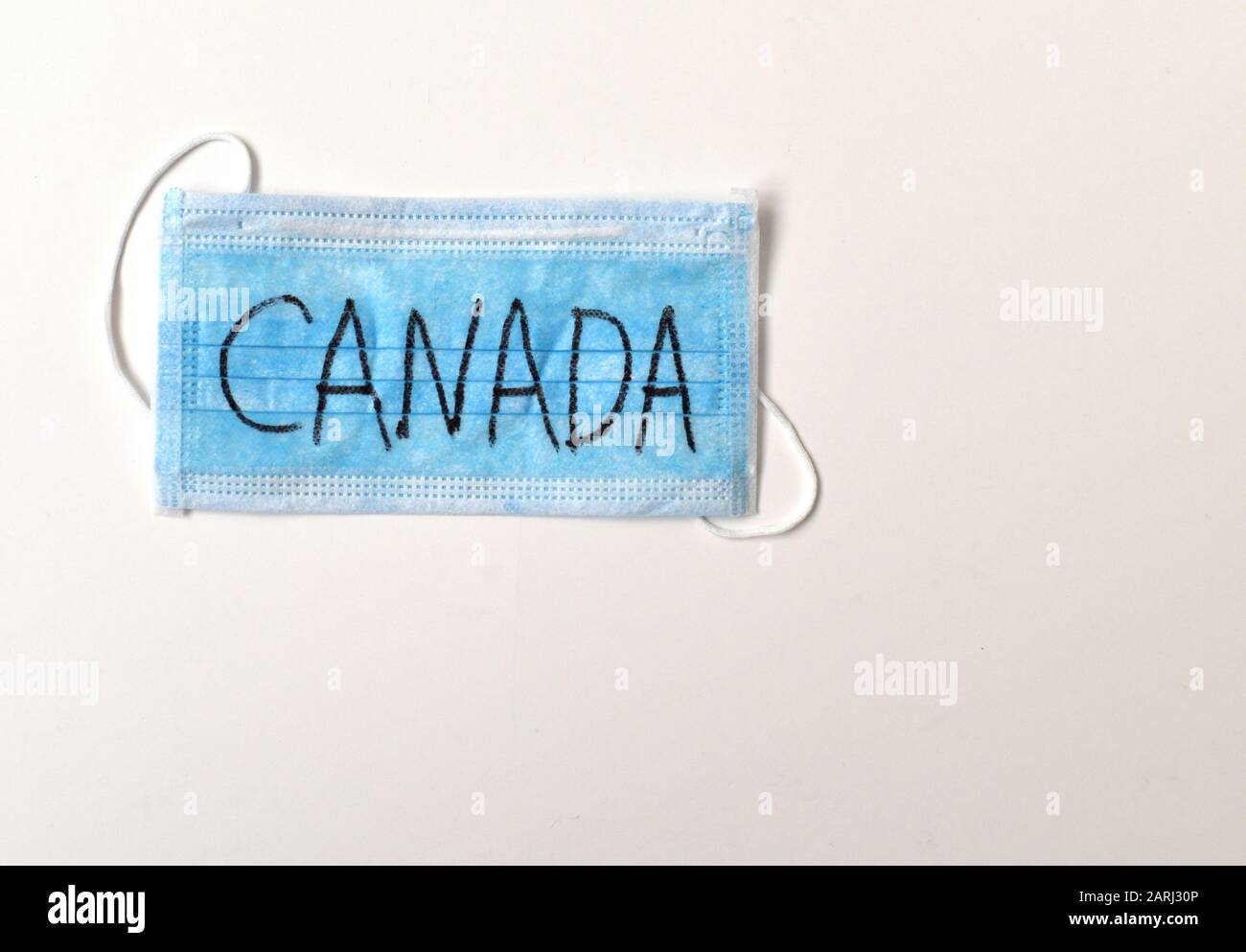 Maschera medica protettiva con iscrizione Canada. Quarantena in Canada. Wuhan Coronavirus, 2019-nCoV. Foto Stock