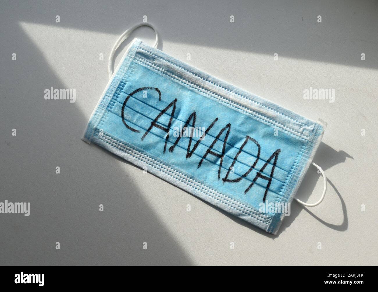 Maschera medica protettiva con iscrizione Canada. Quarantena in Canada. Wuhan Coronavirus, 2019-nCoV. Foto Stock