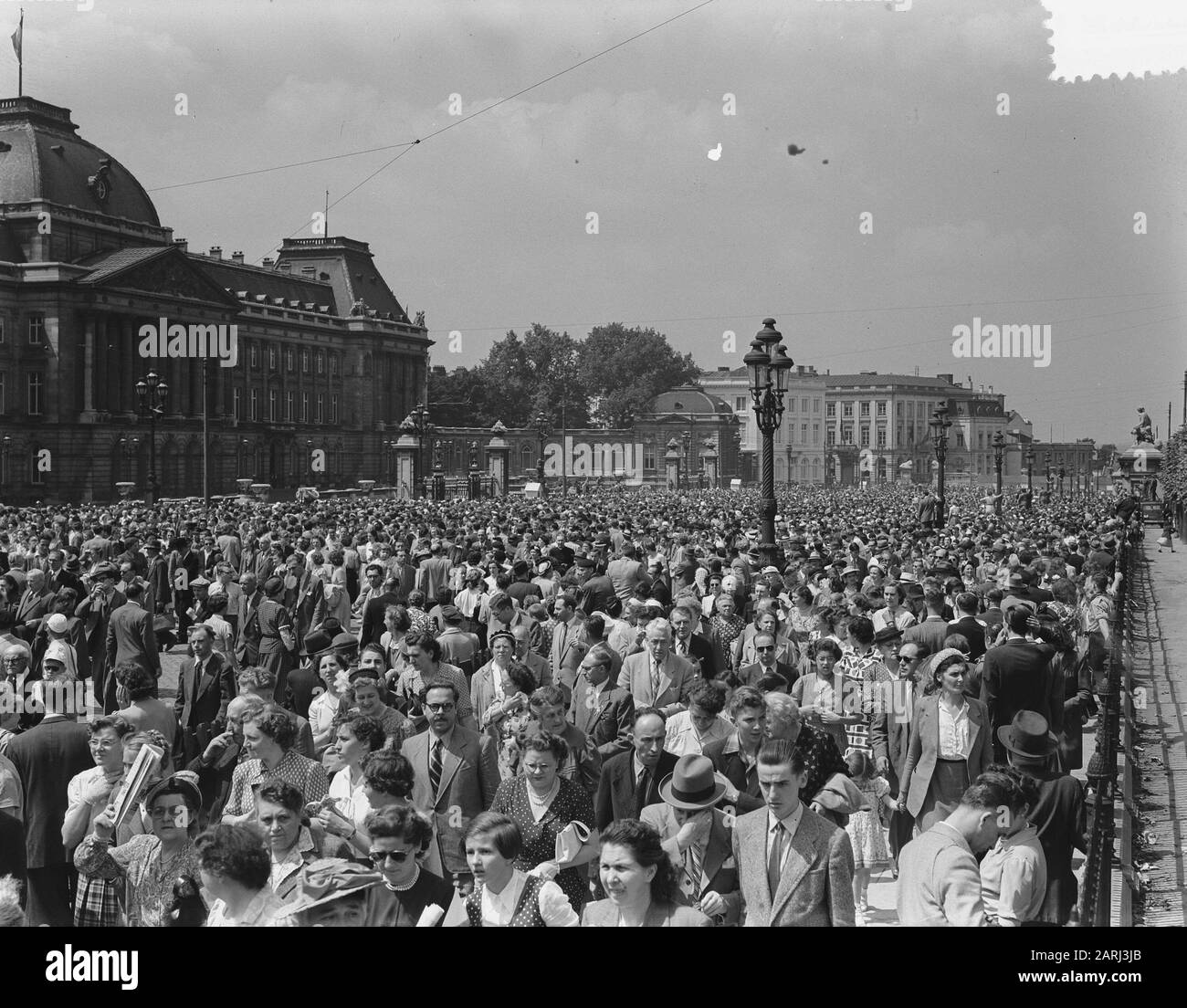 Successione di re Baudouin Belgio. Udienza al palazzo Data: 15 luglio 1951 luogo: Belgio Parole Chiave: Palazzi, udienze, trono, case reali Nome personale: Boudewijn, re del Belgio Foto Stock