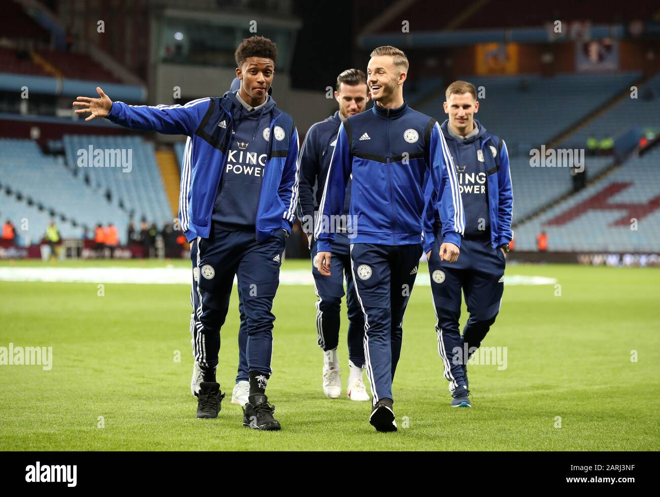 Il Demarai Grey e James Maddison di Leicester City ispezionano il campo prima della semifinale della Carabao Cup, seconda tappa a Villa Park, Birmingham. Foto Stock