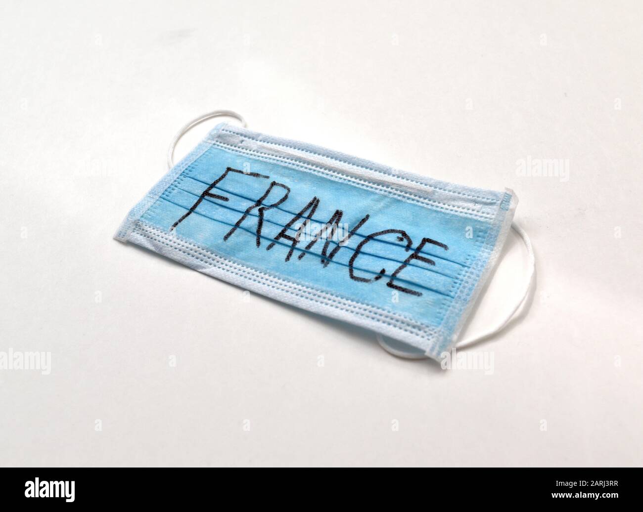 Maschera medica protettiva con iscrizione Francia. Quarantena in Francia. Wuhan Coronavirus, 2019-nCoV. Foto Stock