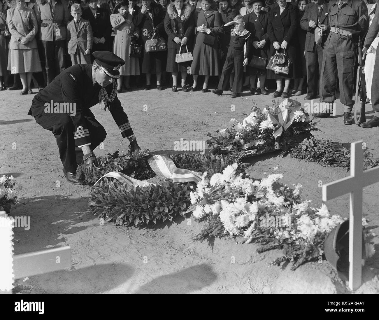 Commemorazione dei soldati uccisi a Leeuwen Inferiore Data: 15 ottobre 1951 luogo: Beneden-Leeuwen, Gelderland Parole Chiave: Commemorazioni, wreaths, soldati Foto Stock