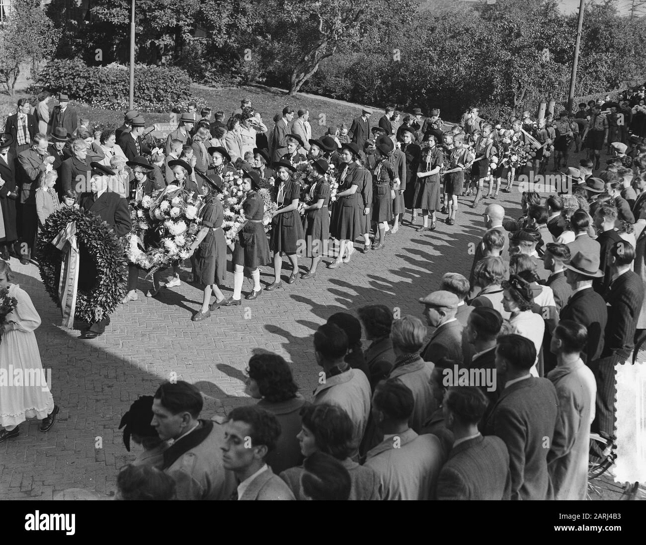 Commemorazione dei soldati uccisi a Leeuwen Inferiore Data: 15 ottobre 1951 luogo: Beneden-Leeuwen, Gelderland Parole Chiave: Commemorazioni, soldati Foto Stock