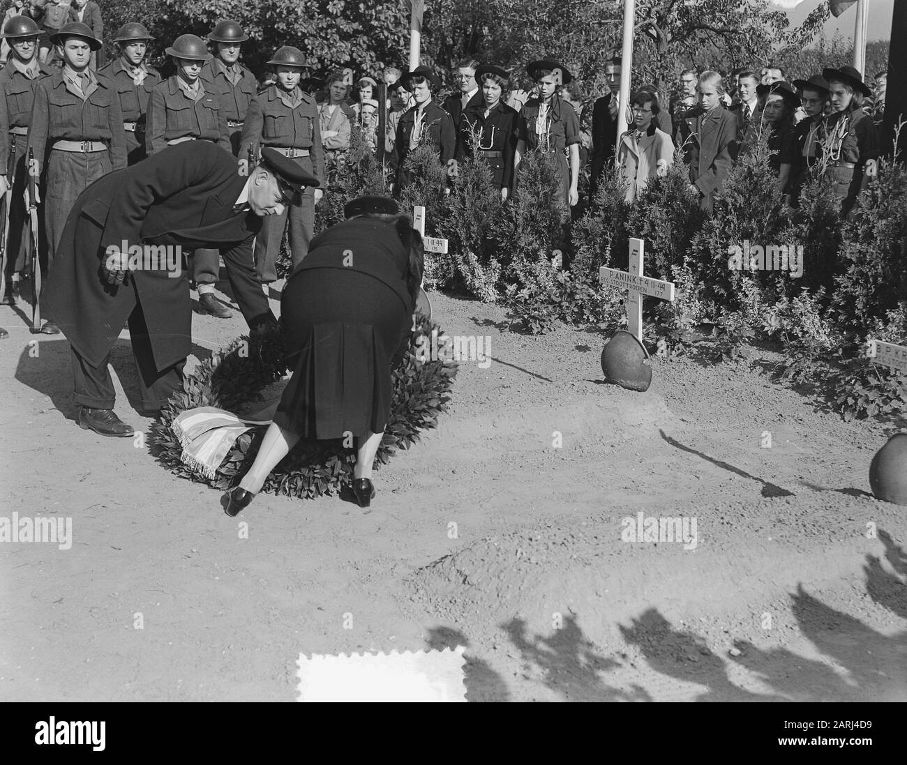 Commemorazione presso i Leower Lions delle truppe d'urto uccise Data: 15 ottobre 1951 luogo: Beneden-Leeuwen, Gelderland Parole Chiave: Commemorazioni, wreaths Foto Stock
